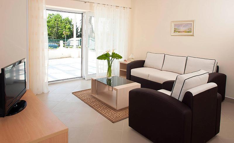 Spacious 1 Bedroom 4 Star Apartment, Mlini Exterior photo